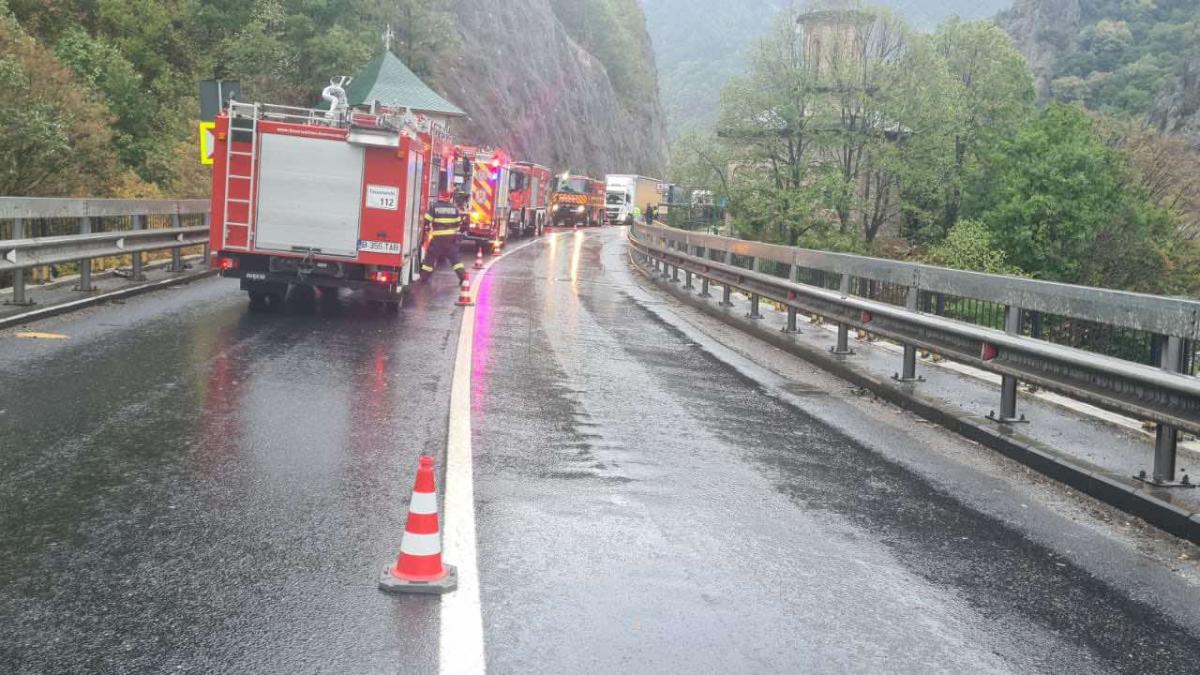 Incendiu la Manastirea Cozia Veche trafic oprit