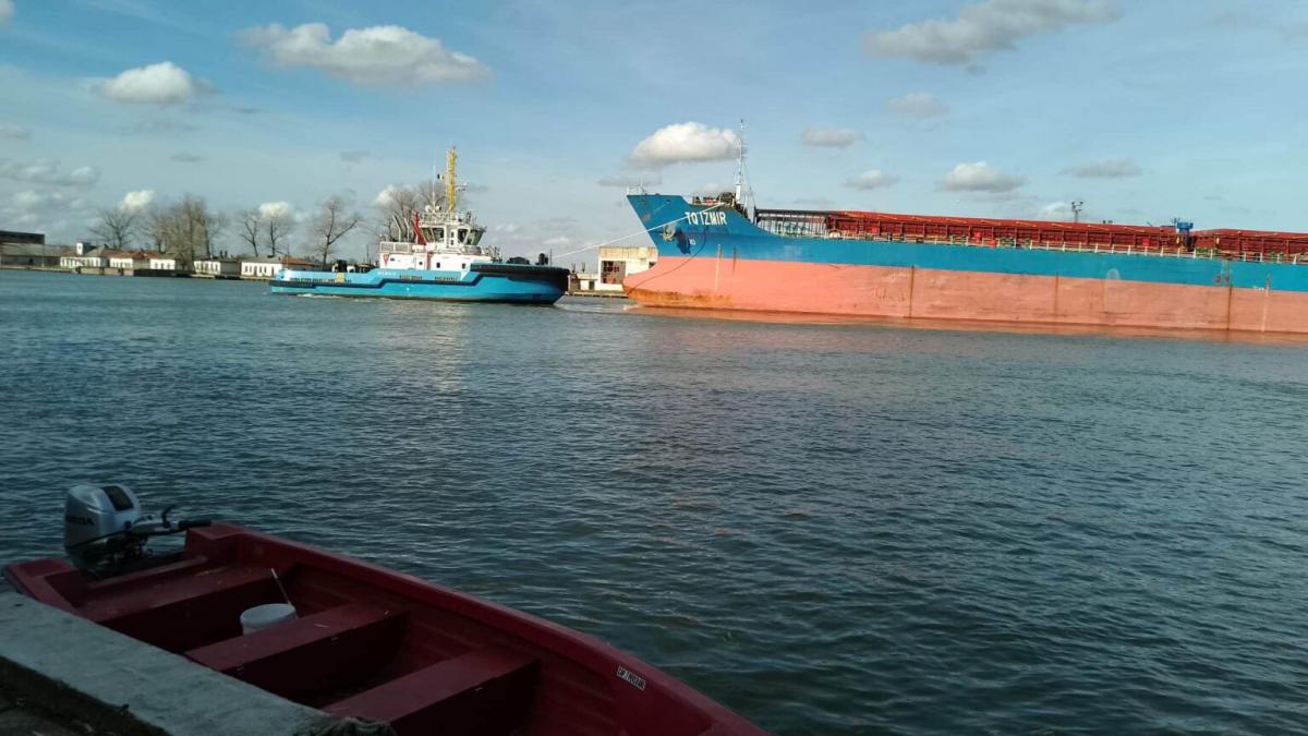 Alert pe Canalul Sulina nava cargo turceasca este esuata