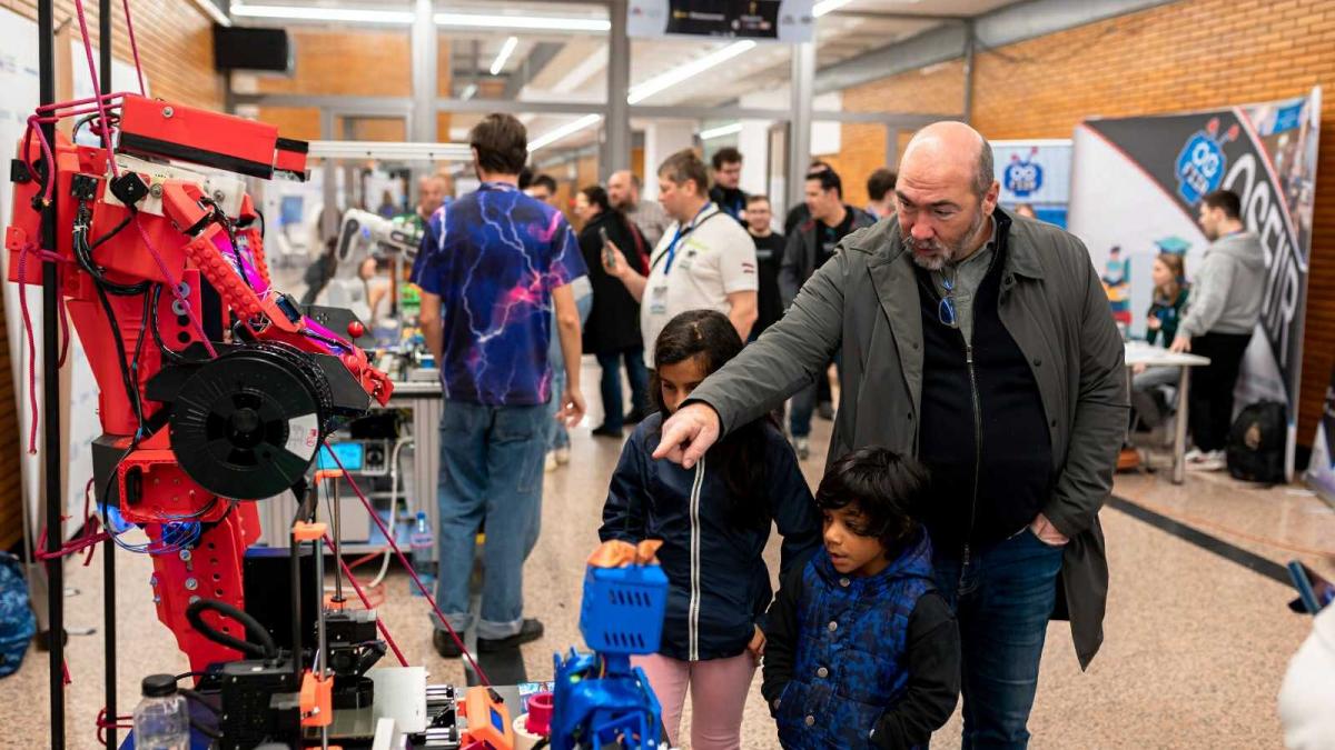 Senatul Stiintific al Fundatiei Dan Voiculescu recompenseaza inovatia la ROBOFEST 2025