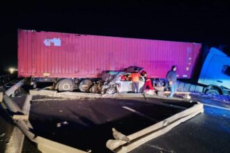Accident infricosator pe A1 la Simeria Un autoturism s a lovit violent de un TIR aflat pe sens perpendicular
