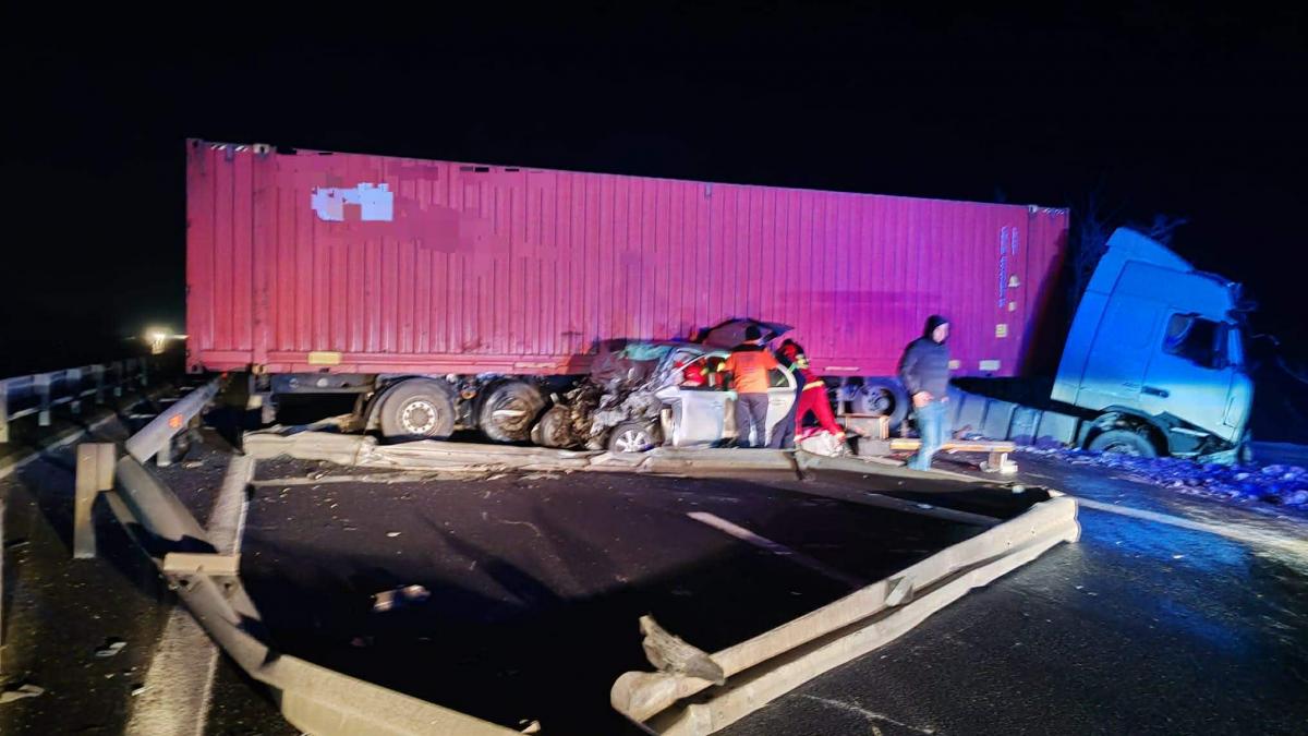 Accident infricosator pe A1 la Simeria Un autoturism s a lovit violent de un TIR aflat pe sens perpendicular