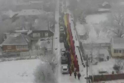 Un imens steag tricolor de 120 de metri a fost purat pe brate de sute de oameni in Neamt de