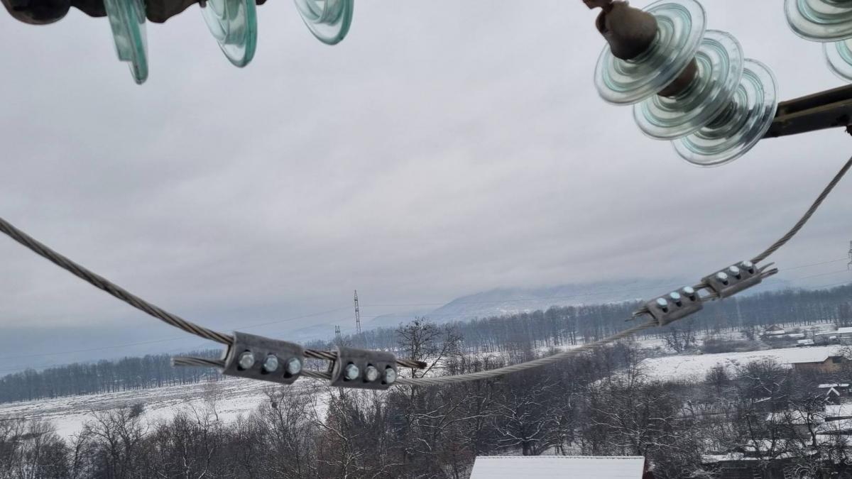 Vremea extrema a afectat reteaua electrica in 170 de localitati