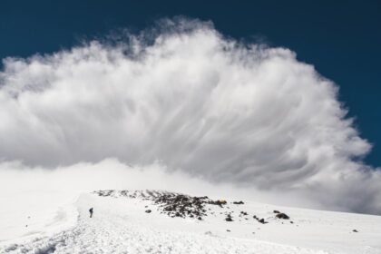 risc mare de avalanse in fagaras bucegi tarcu godeanu