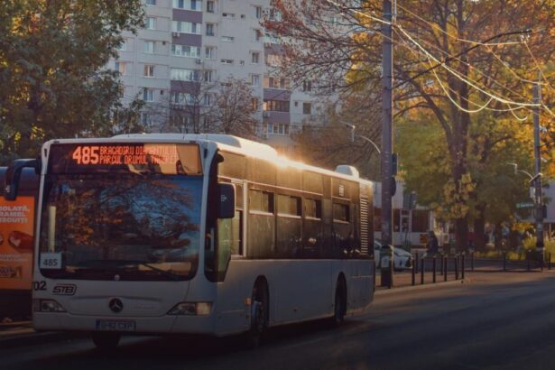 Bucurestenii care utilizeaza transportul in comun au oportunitatea de a castiga de la STB bilete pentru teatru sau