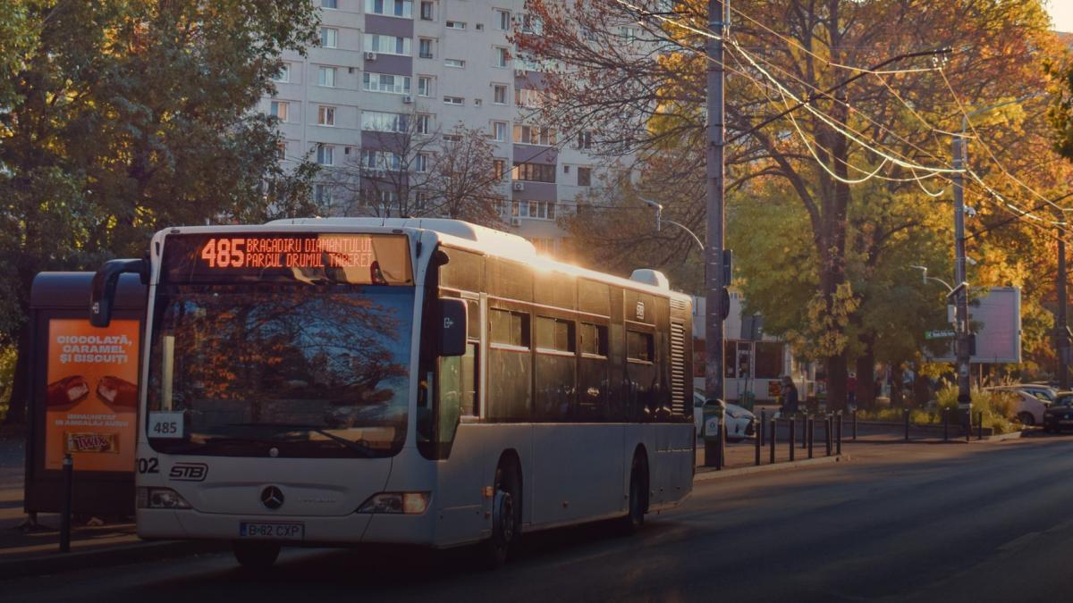 Bucurestenii care utilizeaza transportul in comun au oportunitatea de a castiga de la STB bilete pentru teatru sau