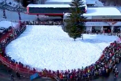 Cozi mari la telegondola din Poiana Brasov Sute de turisti se indreapta spre partii si toate
