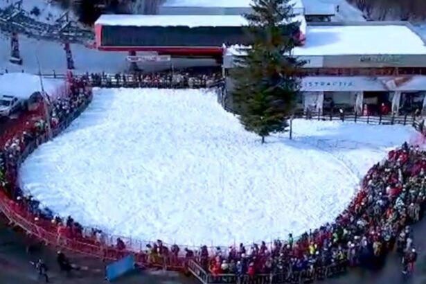 Cozi mari la telegondola din Poiana Brasov Sute de turisti se indreapta spre partii si toate