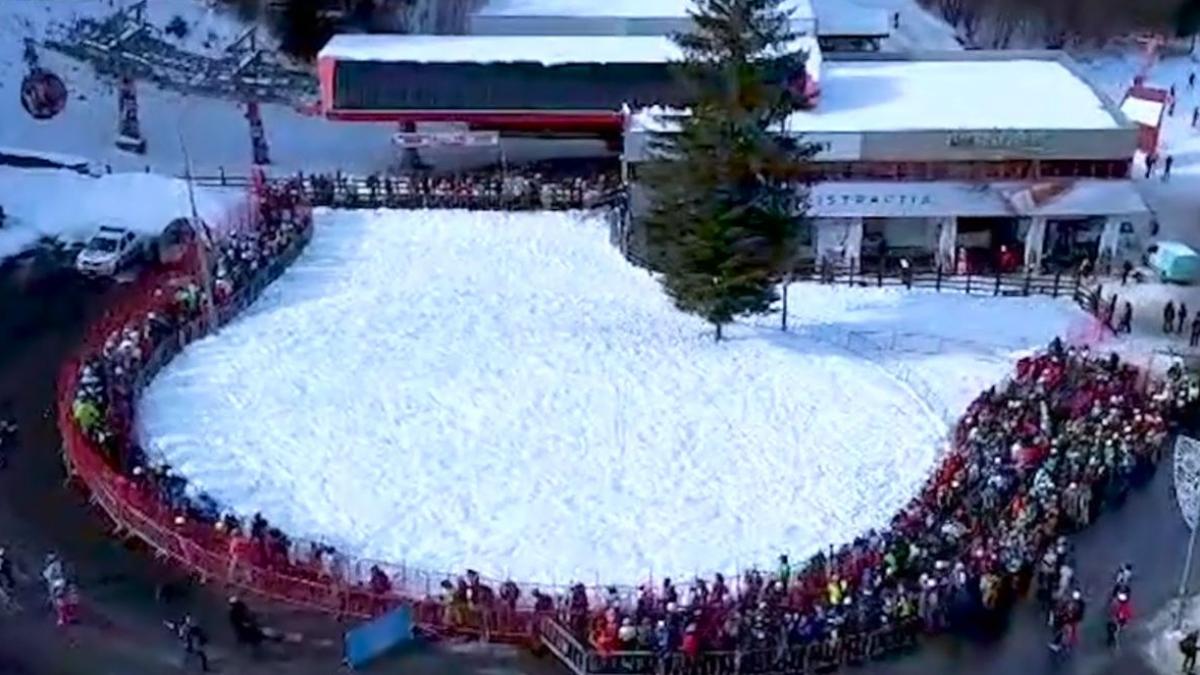 Cozi mari la telegondola din Poiana Brasov Sute de turisti se indreapta spre partii si toate