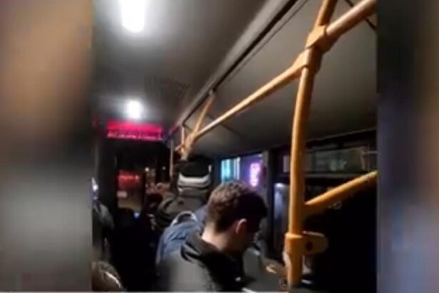 Imagini cu mai multi calatori inchisi intr un autobuz ramas fara electricitate la