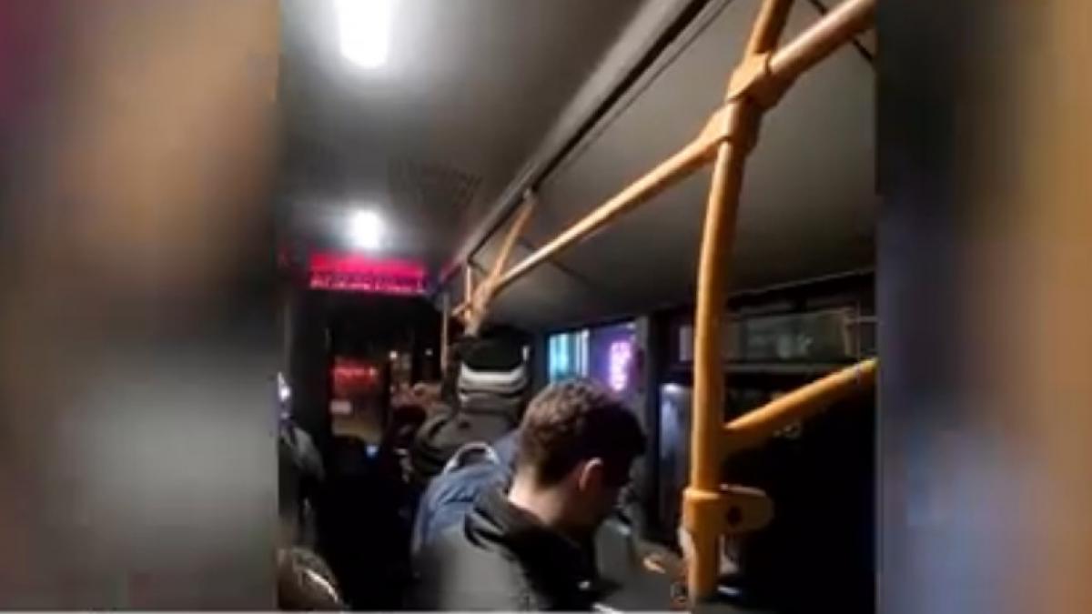 Imagini cu mai multi calatori inchisi intr un autobuz ramas fara electricitate la