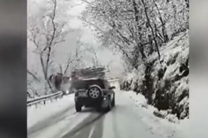 Momente neasteptate pentru un sofer a alunecat de pe un drum inghetat intr o prapastie dupa ce a pierdut