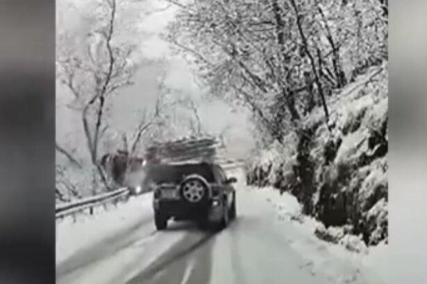 Momente neasteptate pentru un sofer a alunecat de pe un drum inghetat intr o prapastie dupa ce a pierdut