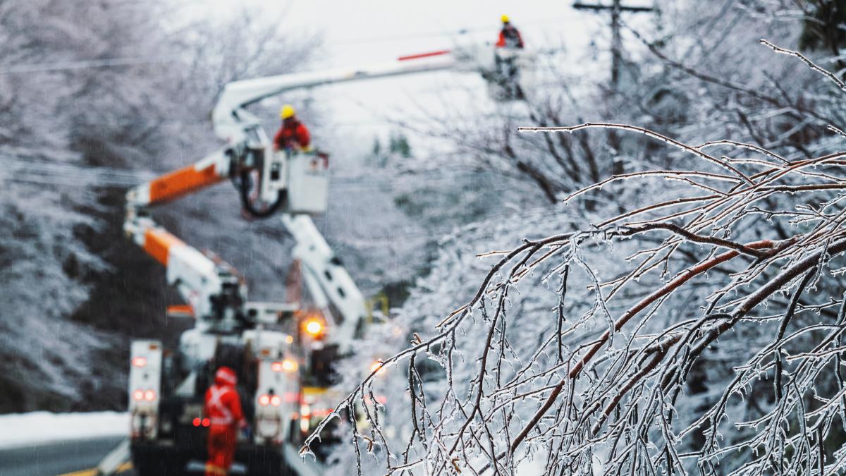 Ninsorile si viscolul au lasat mii de oameni din 19 localitati fara curent electric
