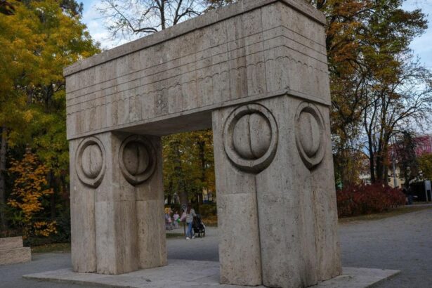 O banca de piatra din Ansamblul Brancusi aflata langa Poarta Sarutului a fost distrusa