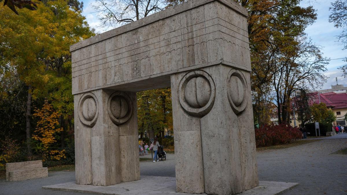 O banca de piatra din Ansamblul Brancusi aflata langa Poarta Sarutului a fost distrusa