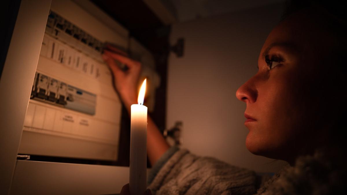 Peste o mie de consumatori din Harghita au fost lasati fara curent electric vineri din cauza vantului