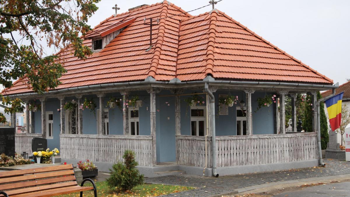 Prima scoala romanesc din Targu Mures activ ntre 1765 i 1912 a fost reinfiintata