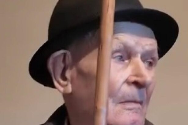 Radu Miruta i a oferit lui Constantin Paunescu veteran de razboi Emblema de Onoare a Armatei Romane