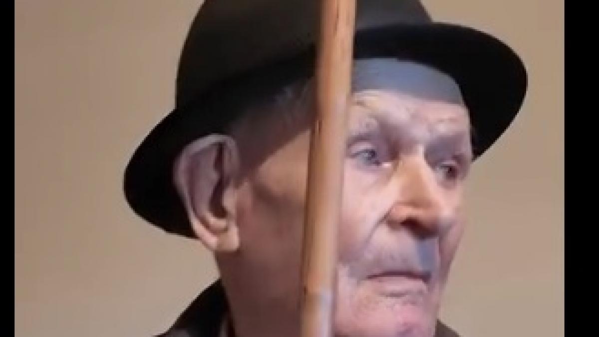 Radu Miruta i a oferit lui Constantin Paunescu veteran de razboi Emblema de Onoare a Armatei Romane