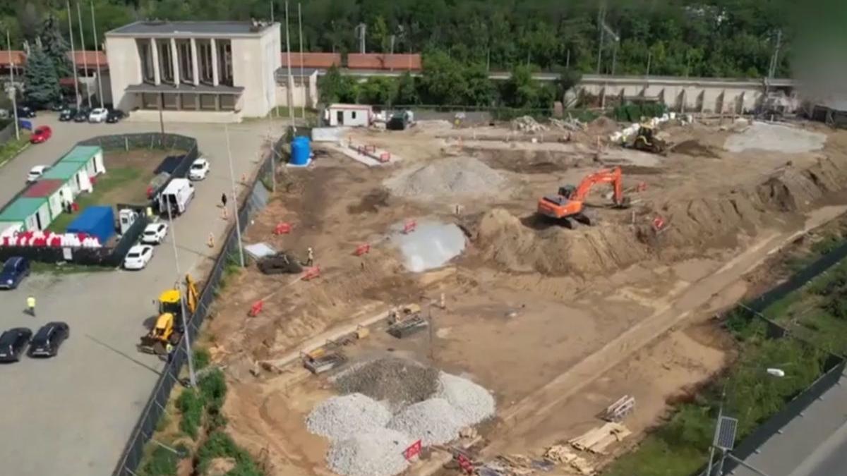 Restrictii de circulatie in apropierea Fantanii Miorita din Bucuresti dupa surparea asfaltului