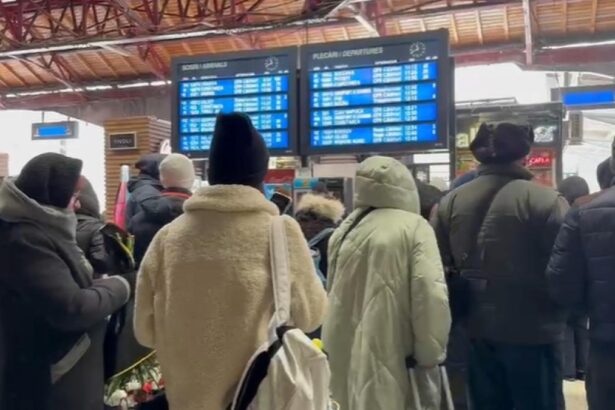 Trenuri intarziate si aglomeratie in Gara de Nord din cauza ninsorilor continue in Bucuresti