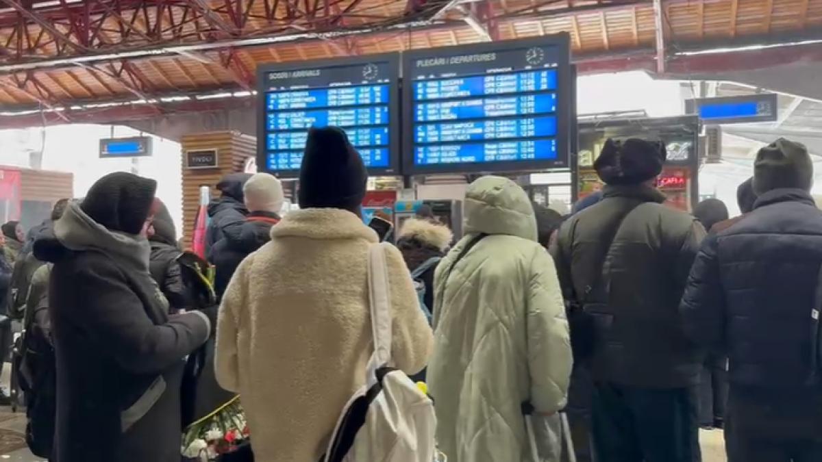Trenuri intarziate si aglomeratie in Gara de Nord din cauza ninsorilor continue in Bucuresti