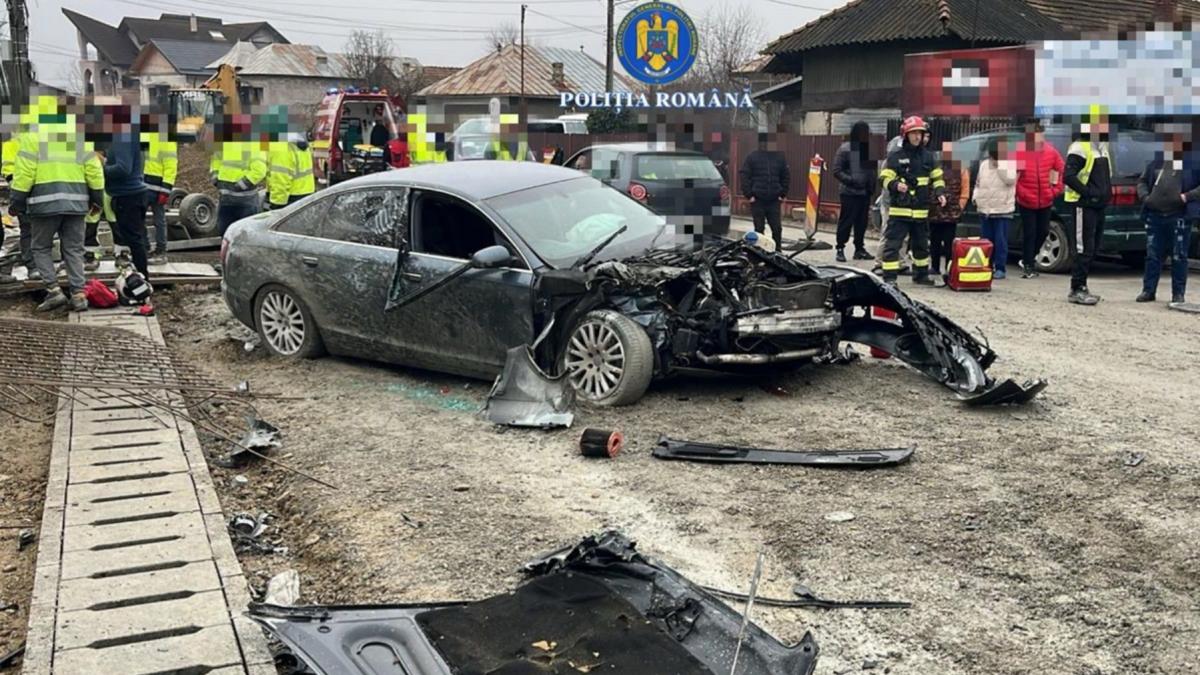 Un tanar sofer cu permisul suspendat a evitat sa opreasca la semanalul poliiei si a colisionat un