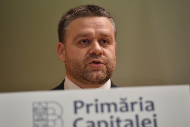 ciucu dupa ce a studiat organigrama stb avem aproximativ 250 de economisti si 200 de directori si