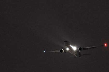 incident aviatic la otopeni o aeronava hisky survoleaza aeroportul si incearca sa aterizeze