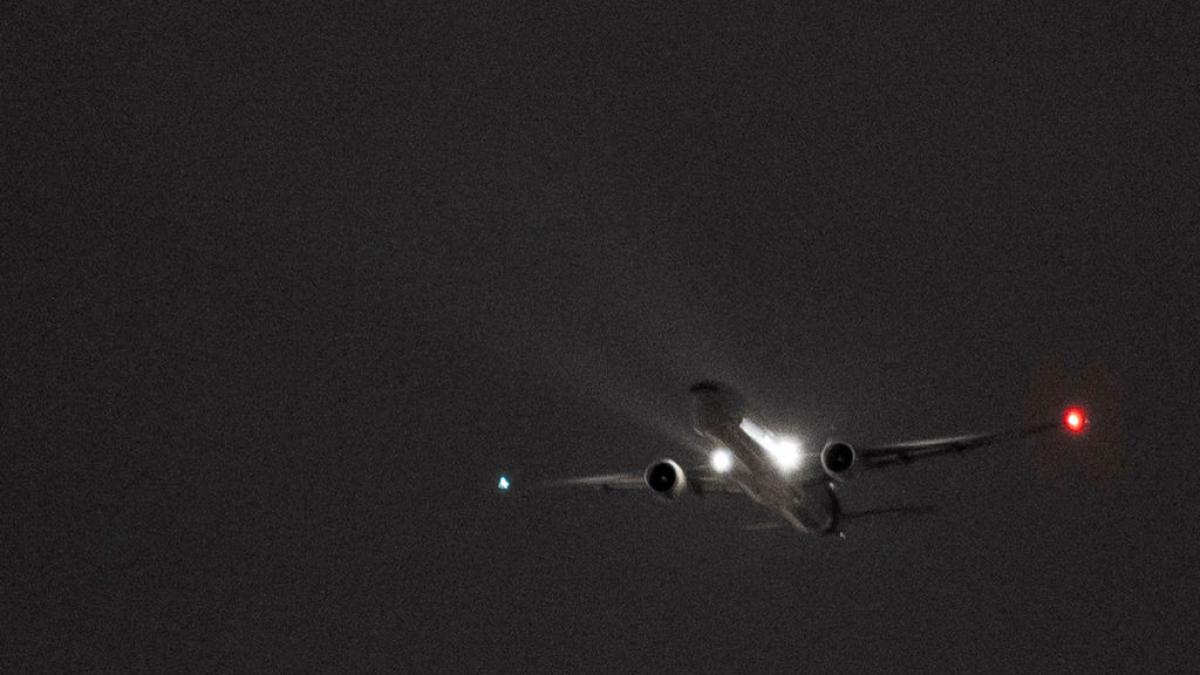 incident aviatic la otopeni o aeronava hisky survoleaza aeroportul si incearca sa aterizeze