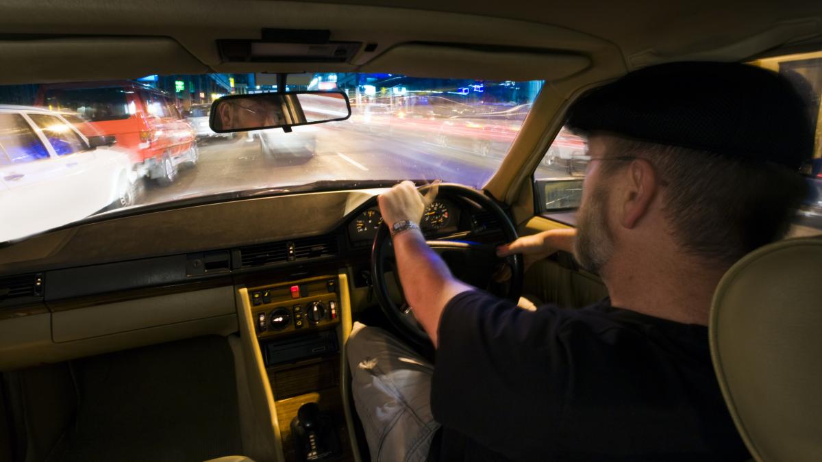 Aproape 600 de soferi ce conduceau masini cu volanul pe partea dreapta au fost amendati de