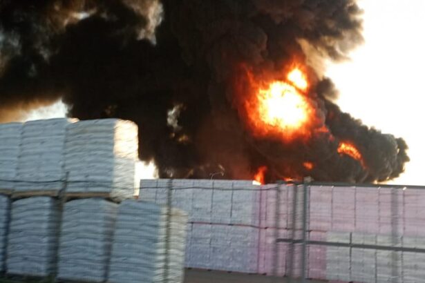Arad sub un nor gros de fum dupa un incendiu la o fabrica de polistiren Autoritatile au