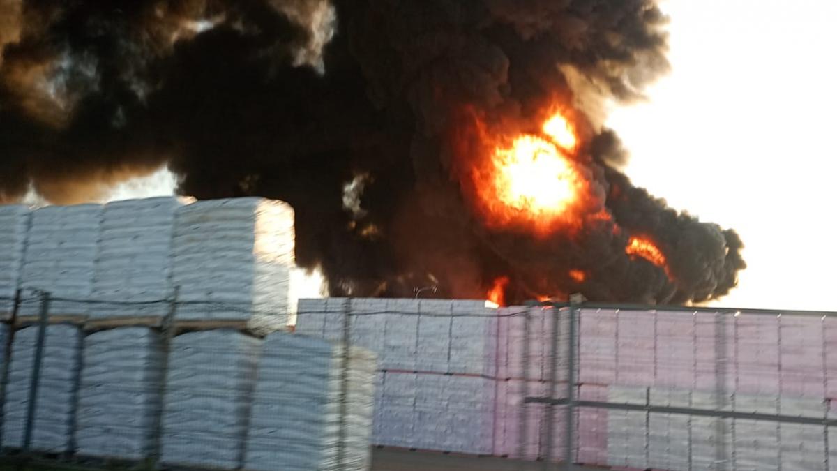 Arad sub un nor gros de fum dupa un incendiu la o fabrica de polistiren Autoritatile au