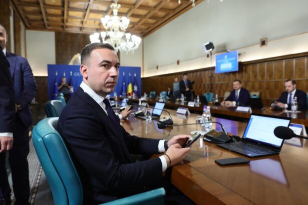 Bogdan Ivan sustine ca decizia de reducere a accizei la combustibil ii apartine lui Ilie Bolojan Astept si eu