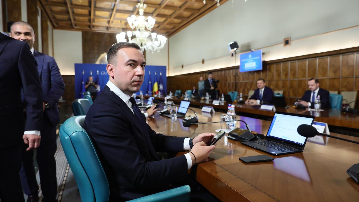 Bogdan Ivan sustine ca decizia de reducere a accizei la combustibil ii apartine lui Ilie Bolojan Astept si eu