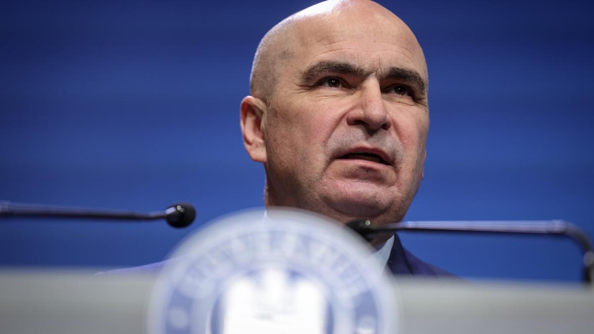 Bolojan anunta un fond de solidaritate pentru diminuarea preturilor la carburani companiile cu profituri