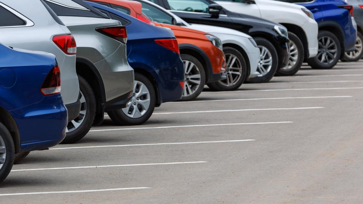 Bucurestenii care detin masini electrice sau hibride nu vor mai beneficia de parcarea gratuita in oras Proiectul ar urma sa