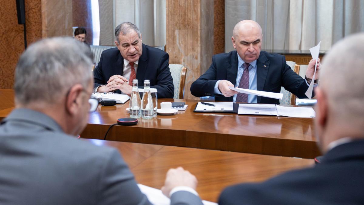 Bugetul pentru 2026 a fost facut public Pensii si salarii suspendate Riscuri identificate de Guvern