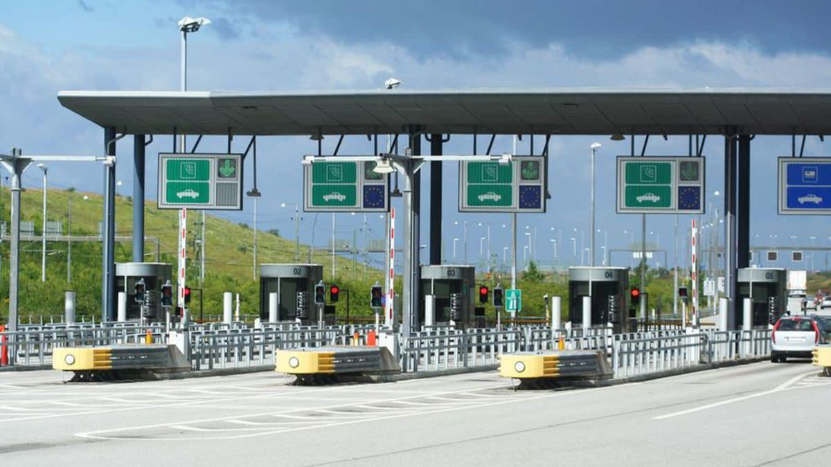 CNAIR anunta inchiderea temporara a unei benzi pentru plata in numerar la trecerea Podului de la Fetesti