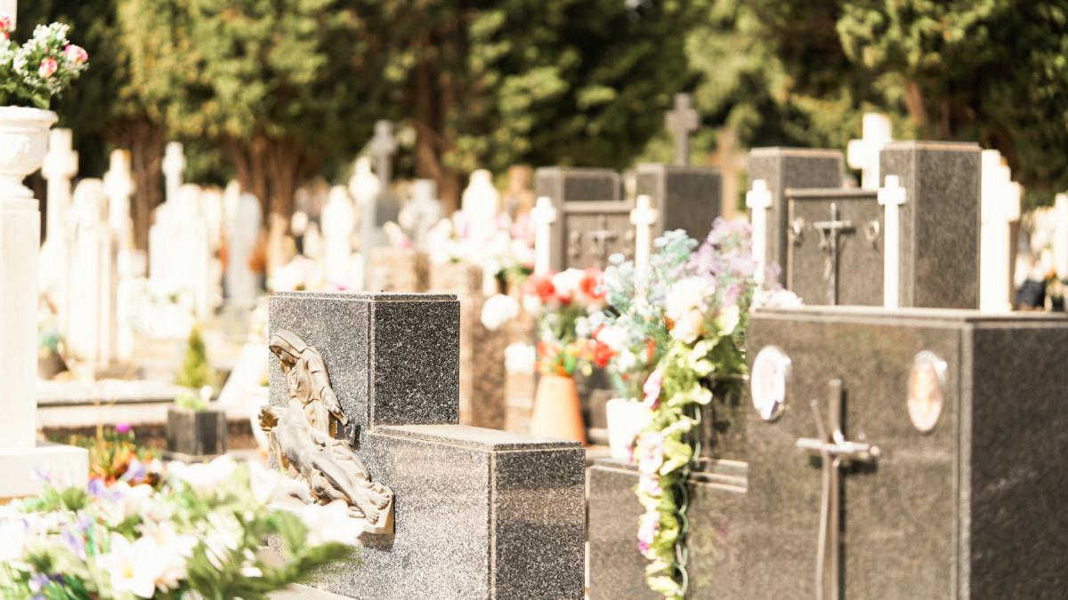 Cimitirul s a transformat intr un spatiu de recreere Orasul din Romania unde tinerii dintr un cartier isi