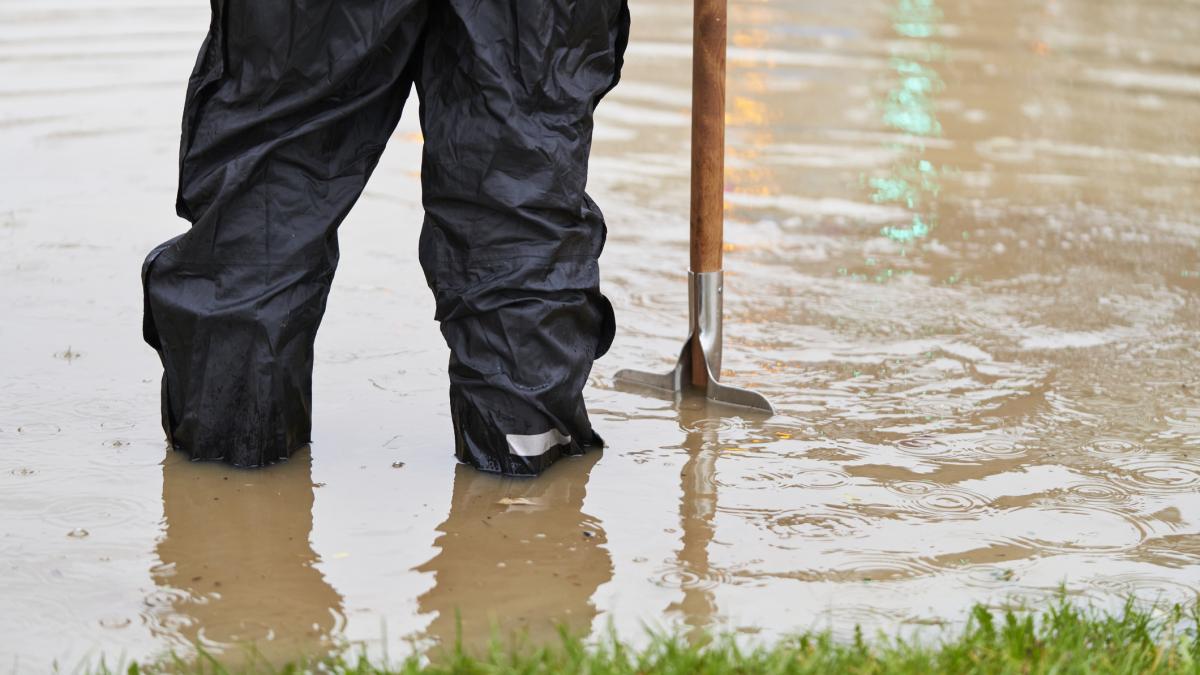 Cod galben de inundatii pe rauri in 16 judete valabil pana luni la ora pranzului