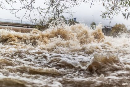 Cod portocaliu si galben de inundatii pentru duminica si luni Rauri din 12 judete sub avertizari