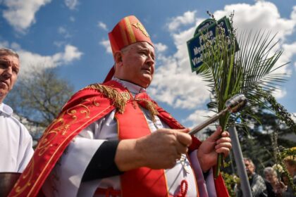 Crestinii catolici sarbatorec Duminica Floriilor Procesiune traditionala in centrul Capitalei