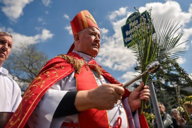 Crestinii catolici sarbatorec Duminica Floriilor Procesiunea traditionala in centrul Capitalei