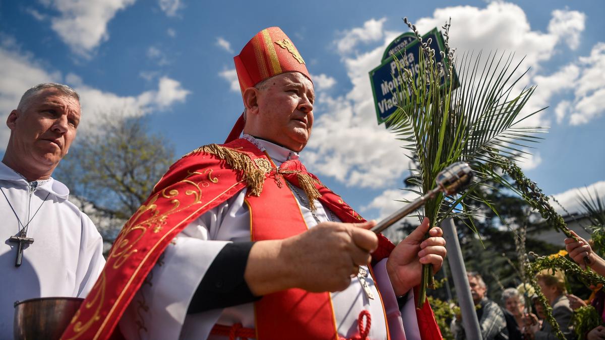 Crestinii catolici sarbatorec Duminica Floriilor Procesiunea traditionala in centrul Capitalei