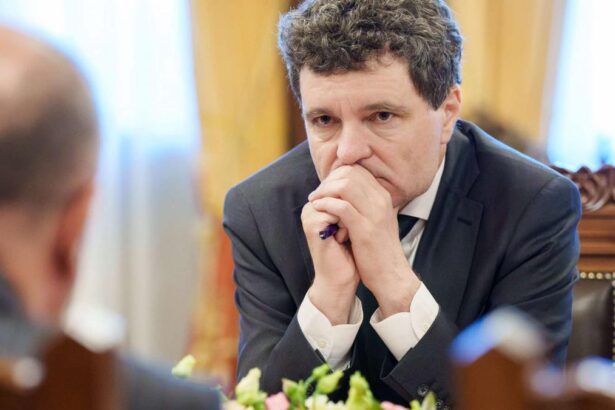 Criza preturilor combustibililor Nicusor Dan i a chemat pe reprezentantii OMV Petrom la Cotroceni