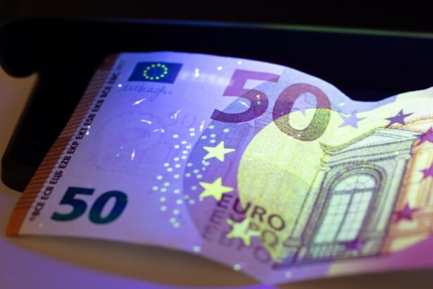 Cum sa diferentiem o bancnota autentica de una falsificata Tot mai multi romani cad victime escrocheriilor