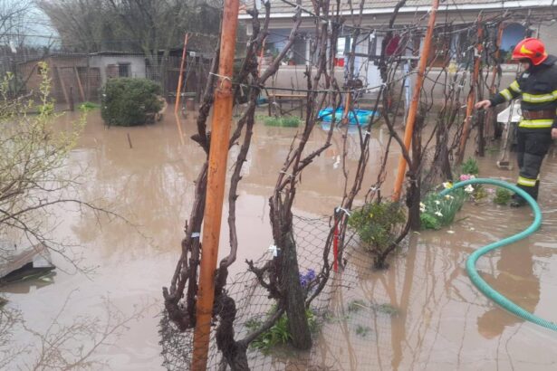 Dezastru in Teleorman dupa avertizarea de cod galben solarii distruse si case inundate din cauza vantului si ploilor