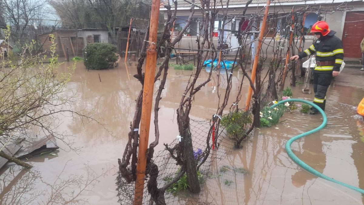 Dezastru in Teleorman dupa avertizarea de cod galben solarii distruse si case inundate din cauza vantului si ploilor